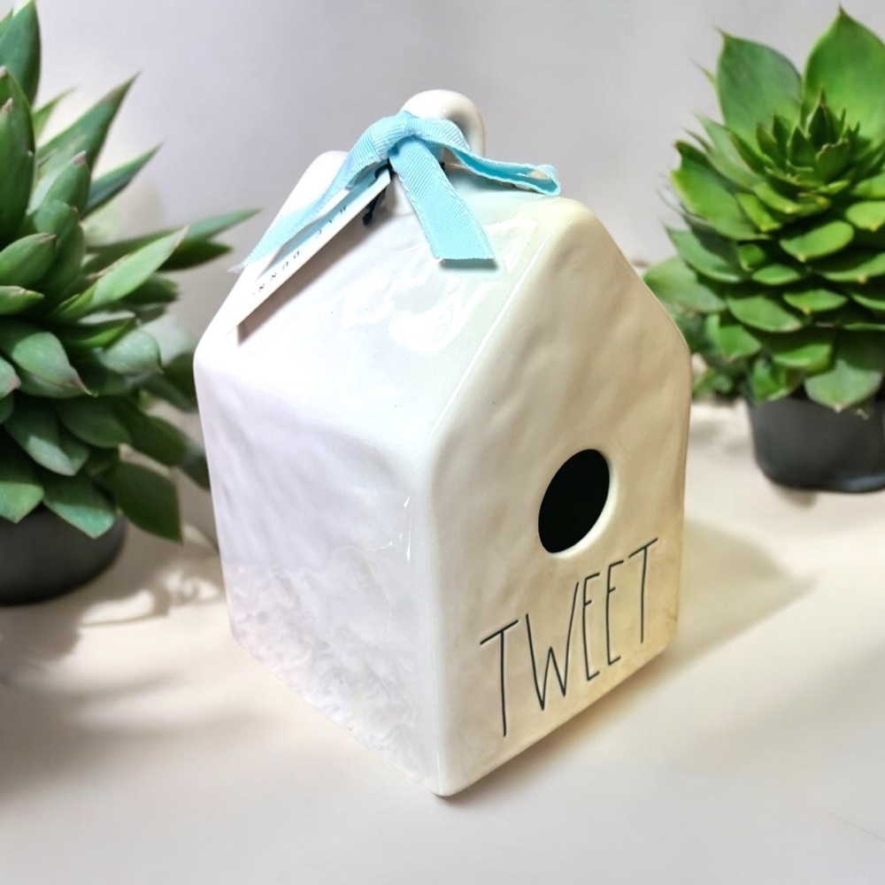 NWT Rae Dunn TWEET Birdhouse
CERAMIC Brand New Collectible Ceramic Birdhouse NEW - Picture 5 of 15